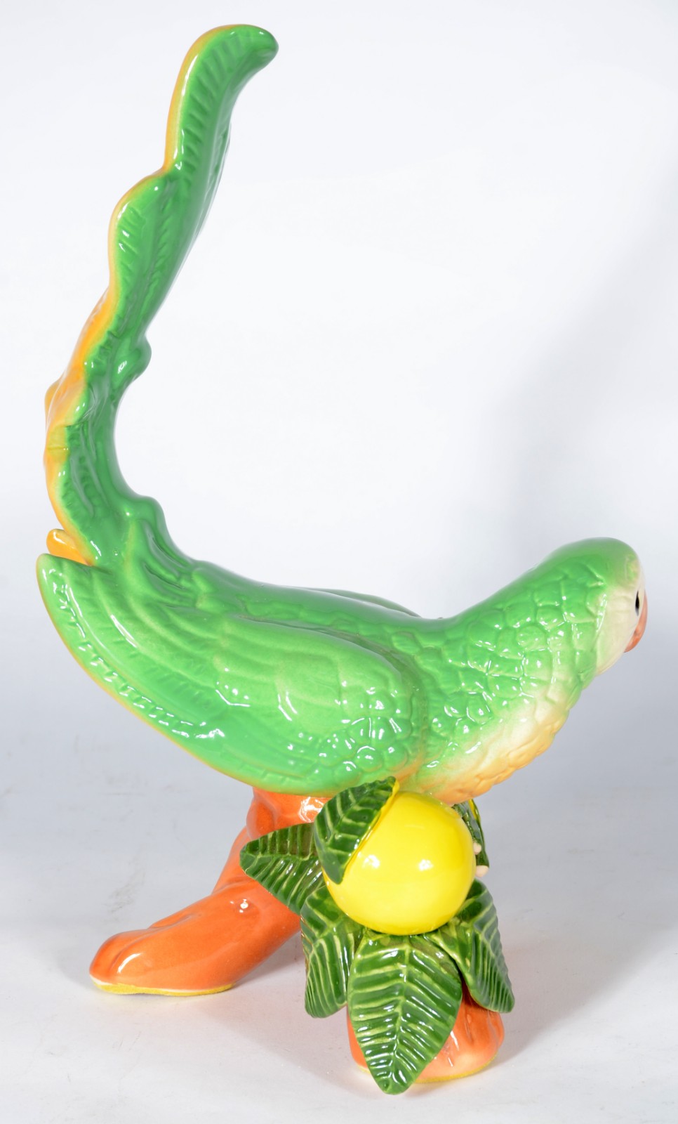 Escultura de porcelana policromada representando cacatua com limões... - foto 3 de 5