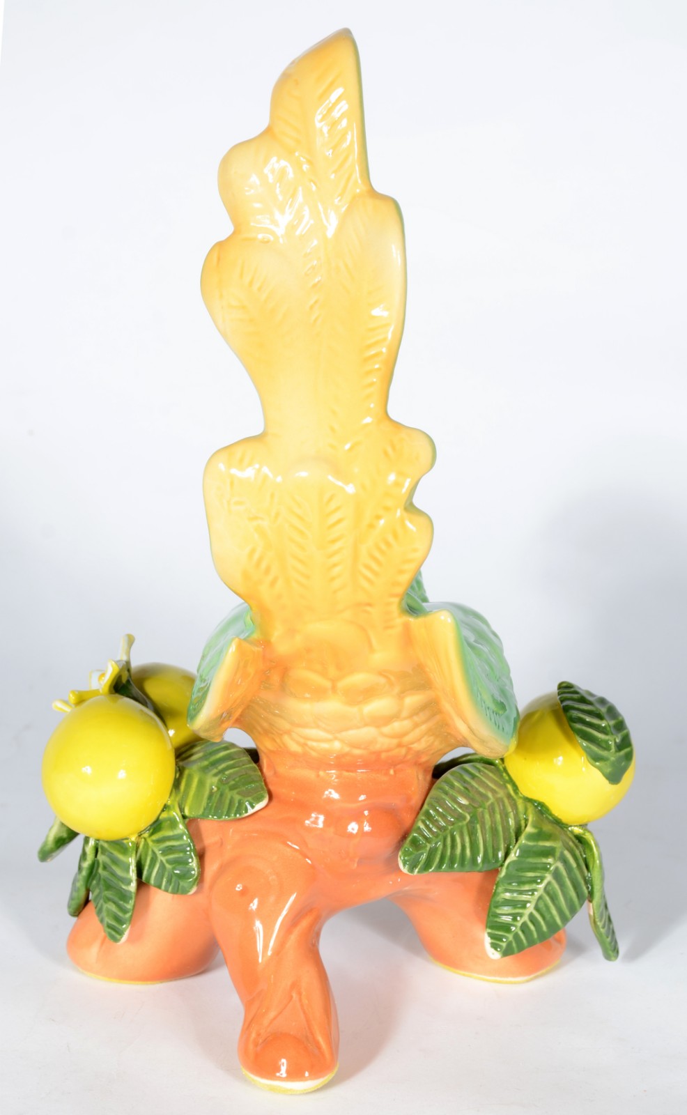 Escultura de porcelana policromada representando cacatua com limões... - foto 4 de 5