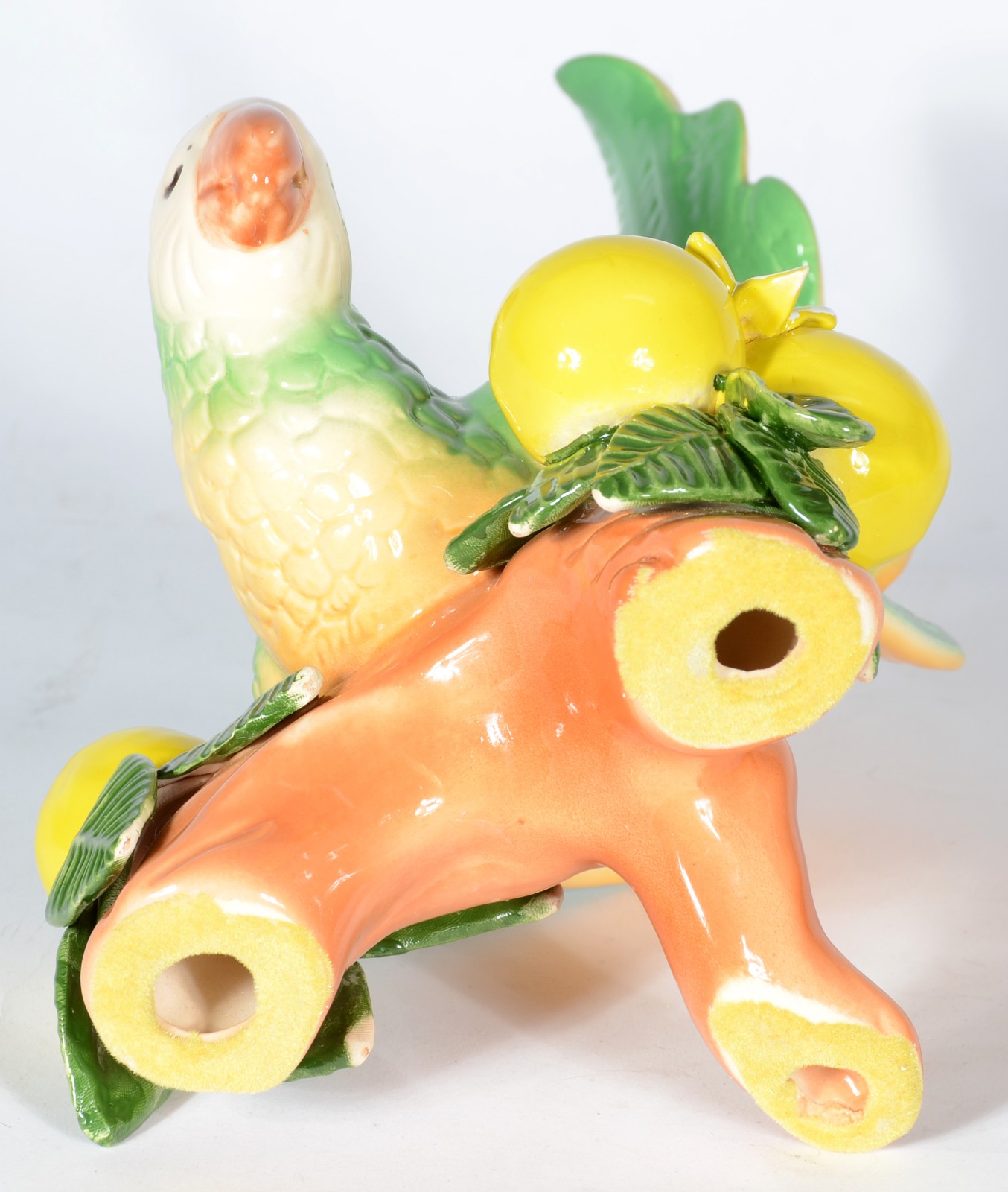Escultura de porcelana policromada representando cacatua com limões... - foto 5 de 5