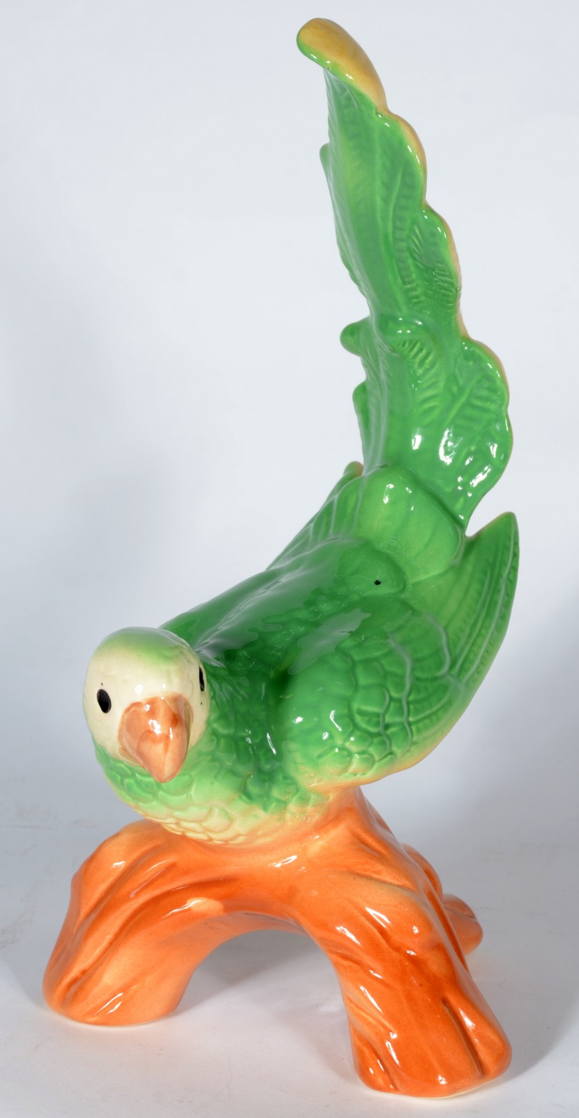 Escultura de porcelana policromada representando pássaro verde. - foto 1 de 6