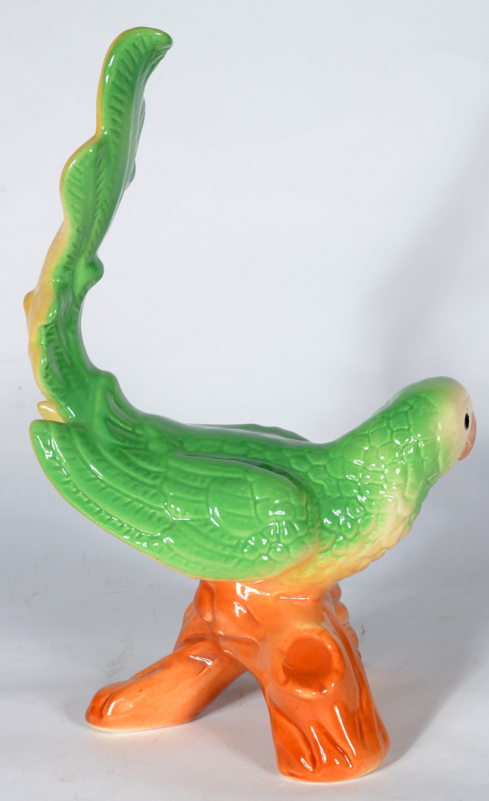 Escultura de porcelana policromada representando pássaro verde. - foto 4 de 6
