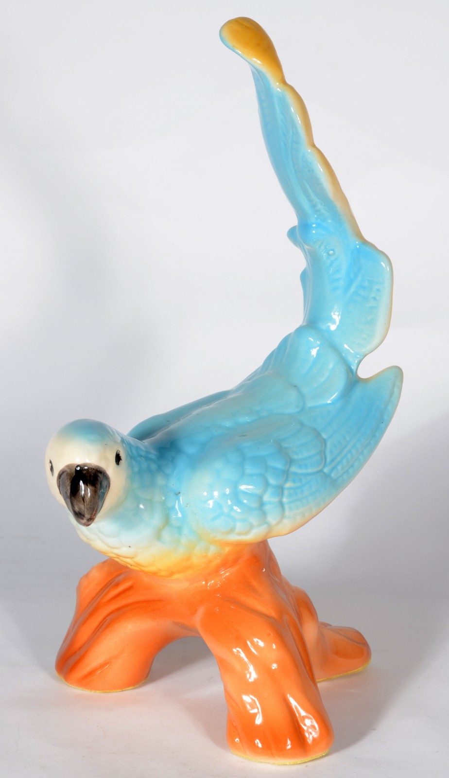 Escultura de porcelana policromada representando pássaro azul. - foto 1 de 6