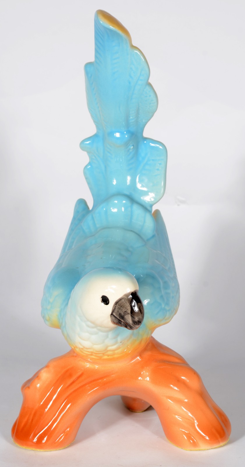 Escultura de porcelana policromada representando pássaro azul. - foto 2 de 6