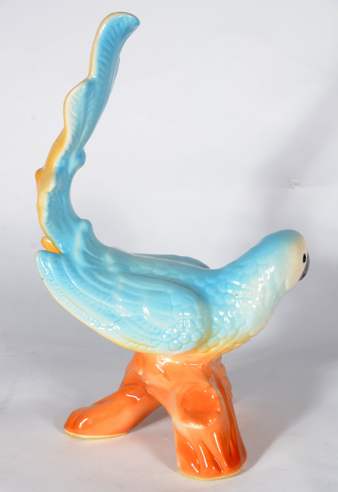 Escultura de porcelana policromada representando pássaro azul. - foto 3 de 6