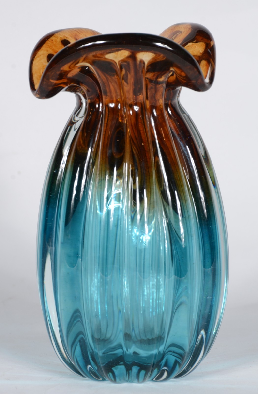 Vaso de vidro decorativo na cor azul e âmbar, detalhes em gomos e... - foto 1 de 5