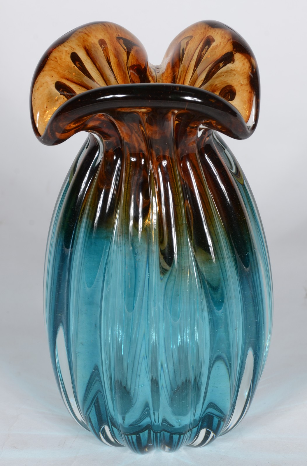 Vaso de vidro decorativo na cor azul e âmbar, detalhes em gomos e... - foto 2 de 5