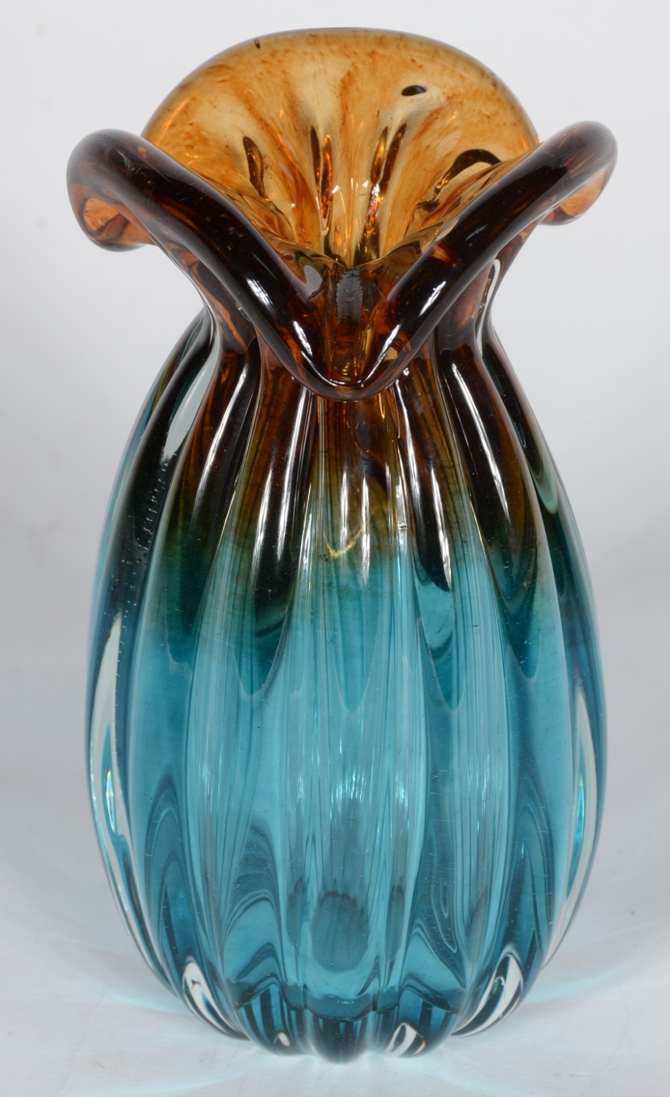 Vaso de vidro decorativo na cor azul e âmbar, detalhes em gomos e... - foto 3 de 5