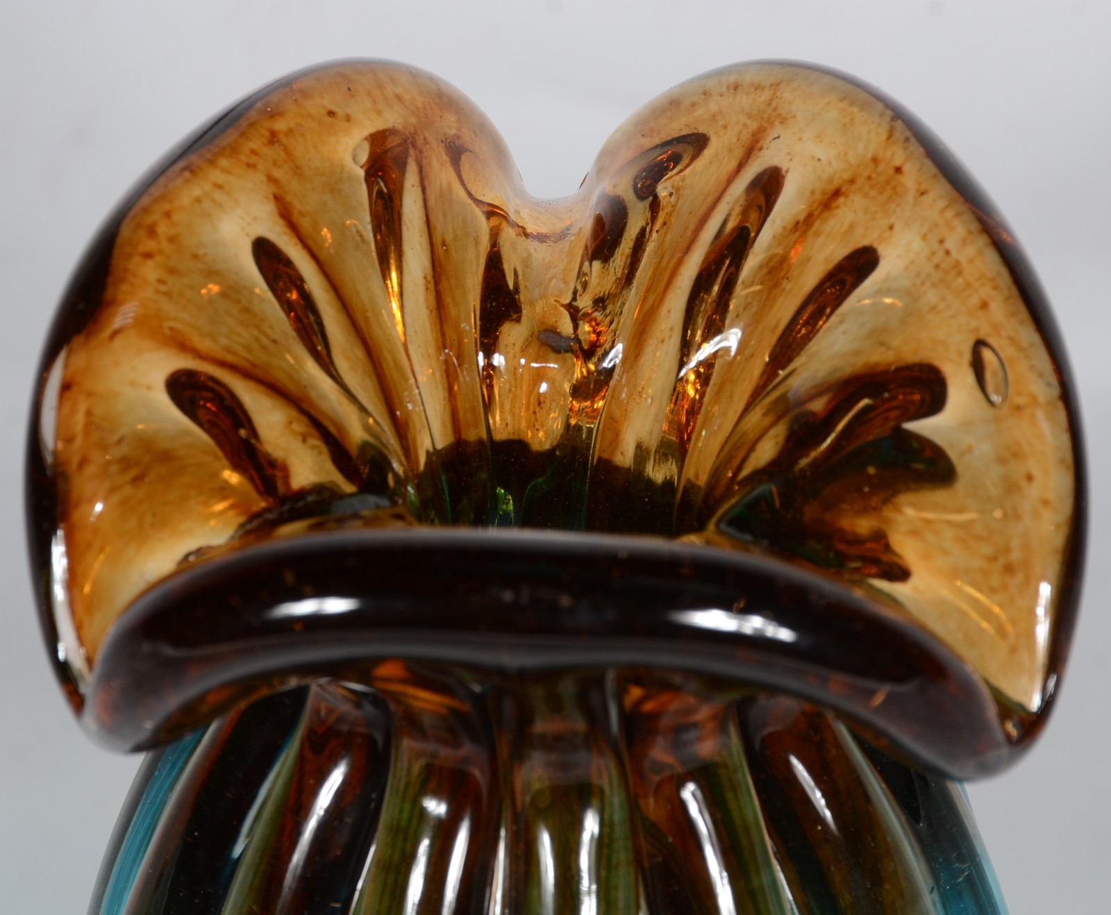 Vaso de vidro decorativo na cor azul e âmbar, detalhes em gomos e... - foto 4 de 5