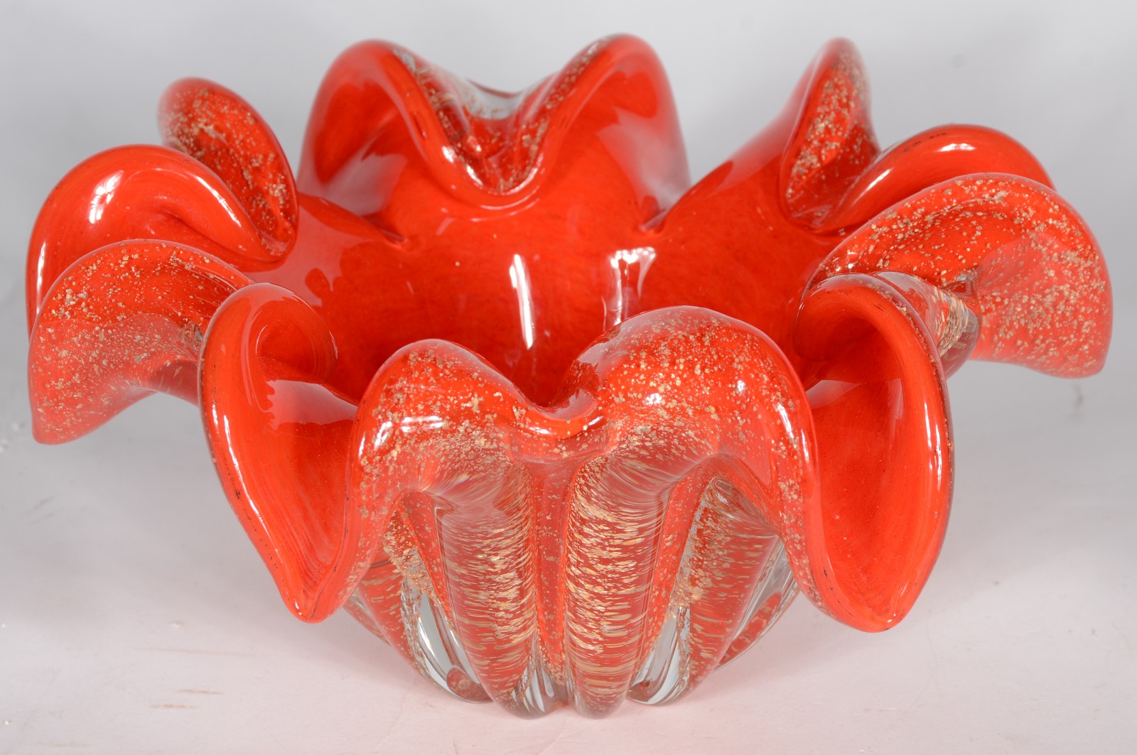Bowl de vidro decorativo na cor laranja com pó de ouro, borda feitio... - foto 1 de 4