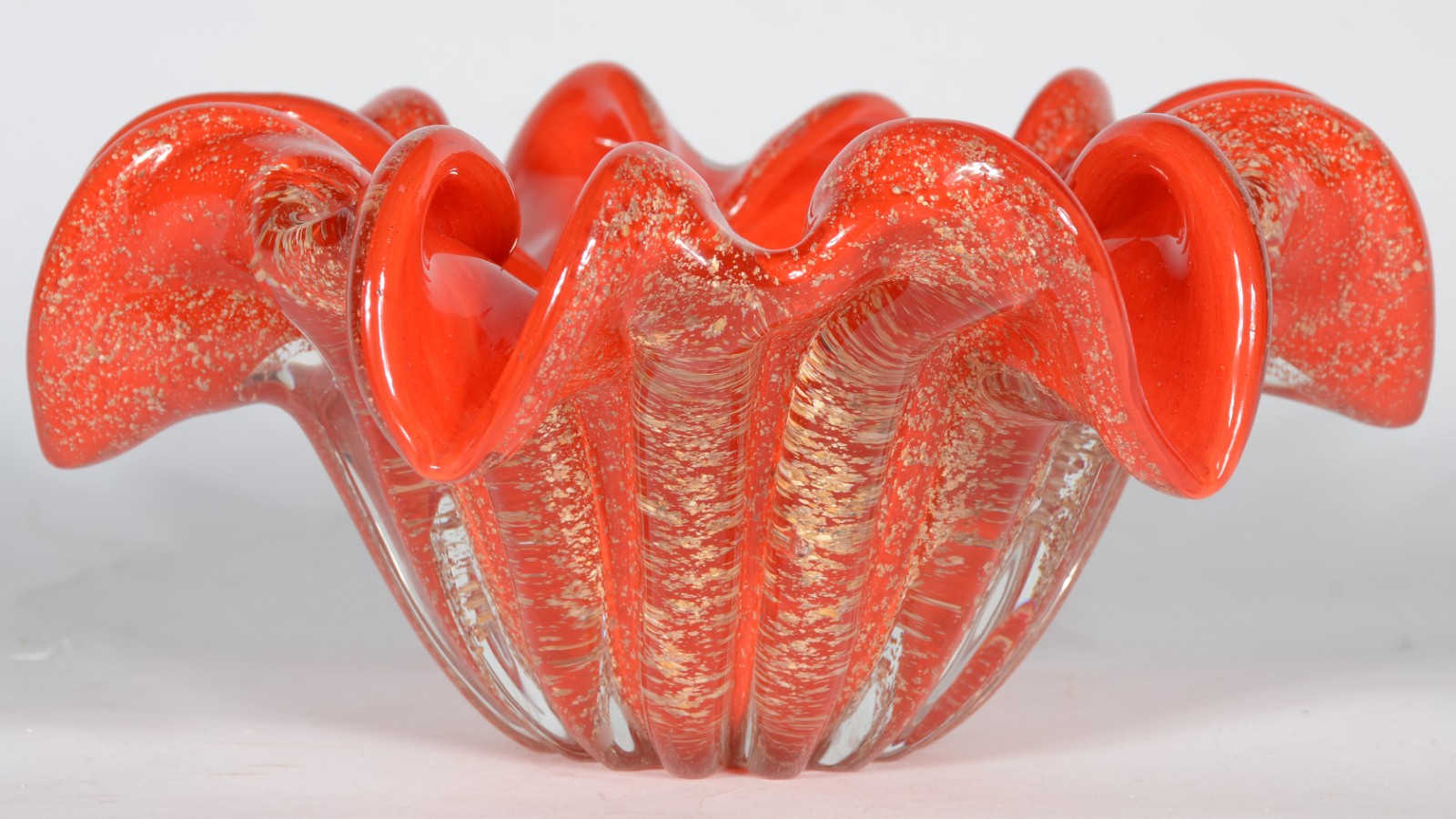 Bowl de vidro decorativo na cor laranja com pó de ouro, borda feitio... - foto 3 de 4