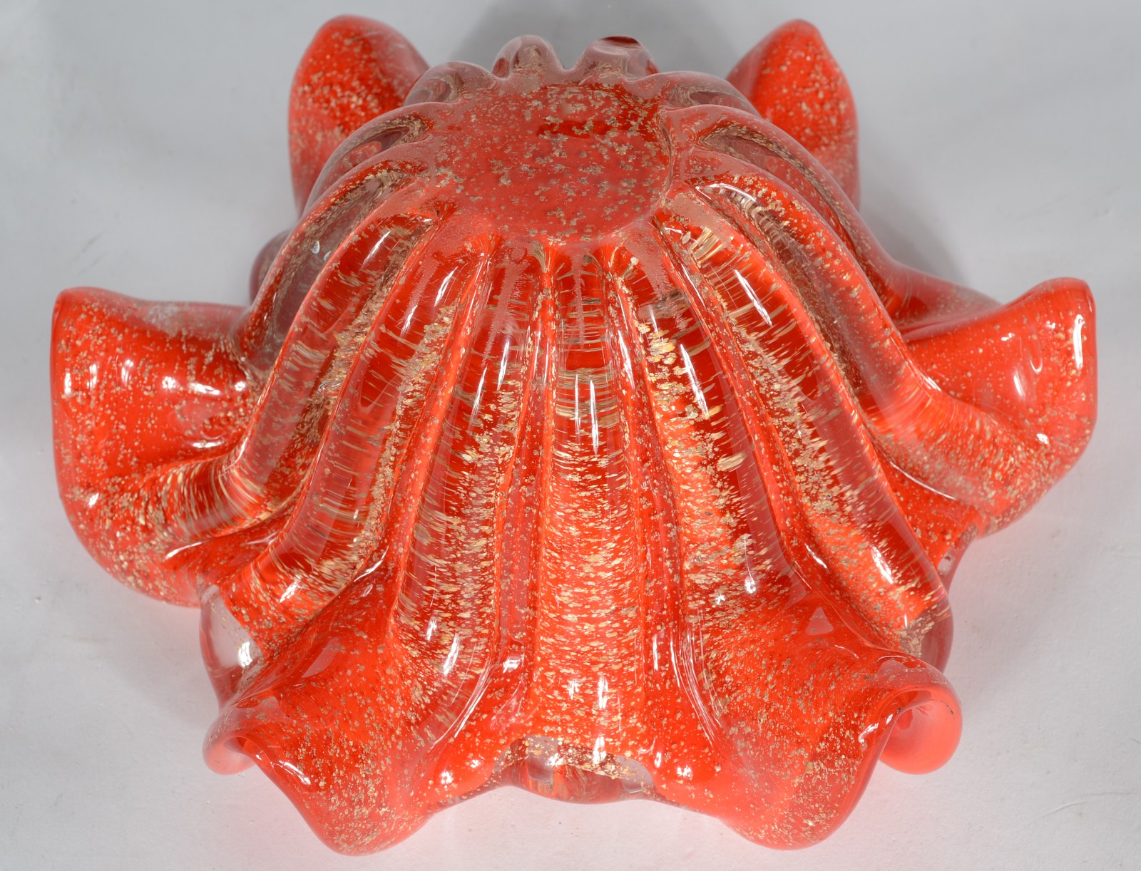 Bowl de vidro decorativo na cor laranja com pó de ouro, borda feitio... - foto 4 de 4