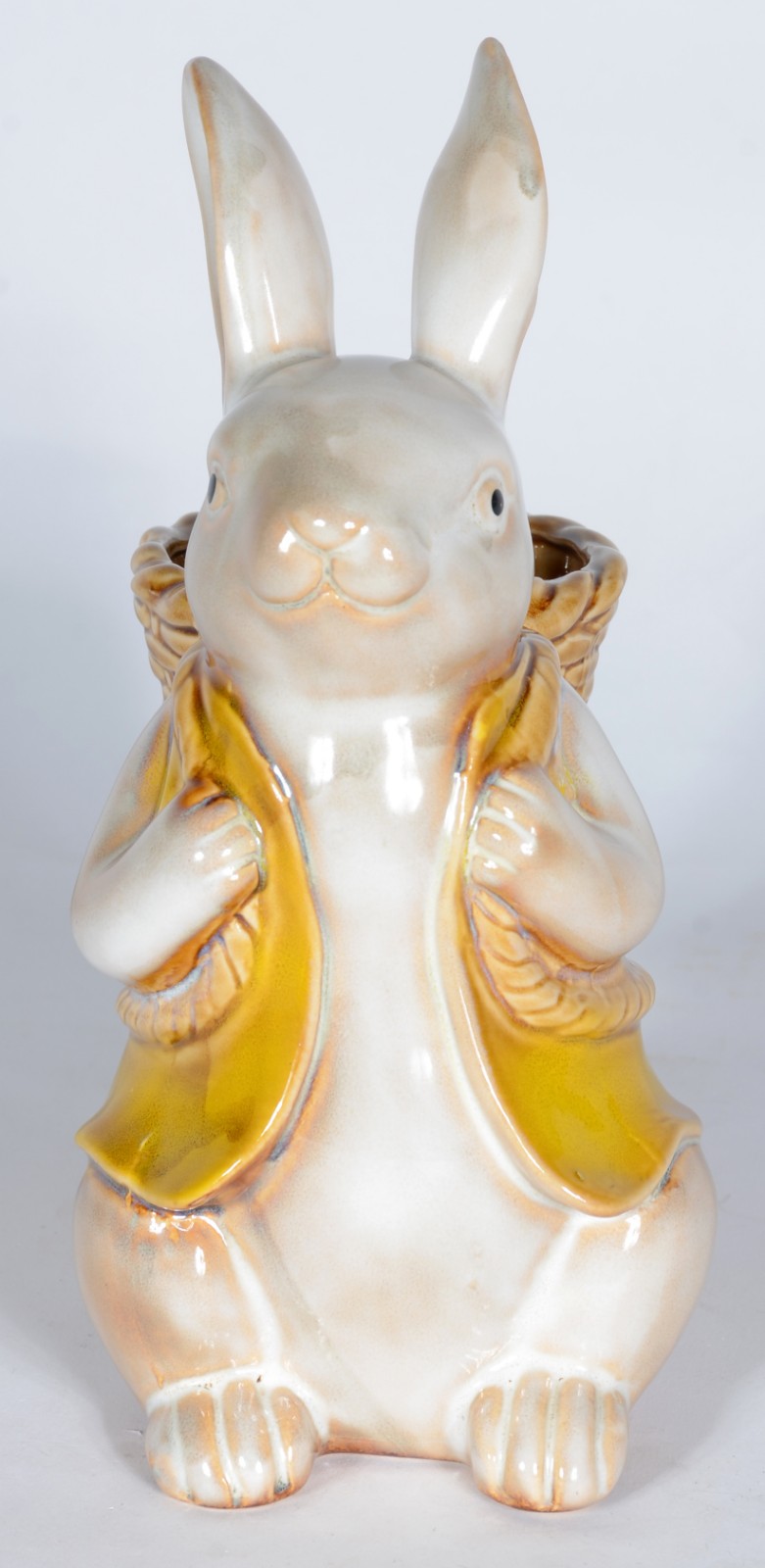 Escultura de porcelana policromada representando coelho com cesto. - foto 1 de 6