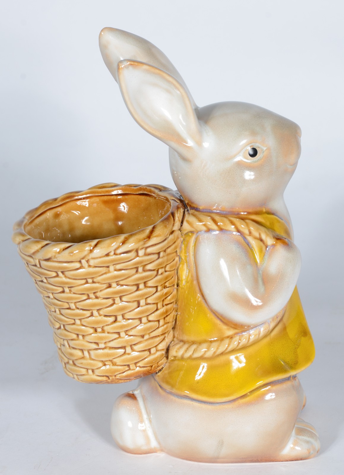 Escultura de porcelana policromada representando coelho com cesto. - foto 4 de 6