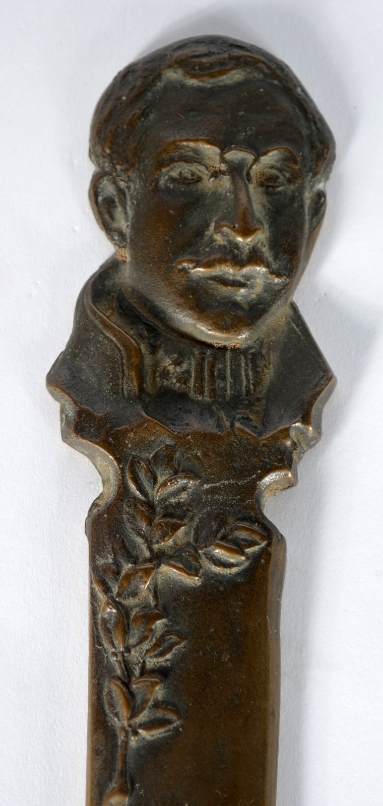 Abridor de cartas de bronze com figura masculina. - foto 3 de 5