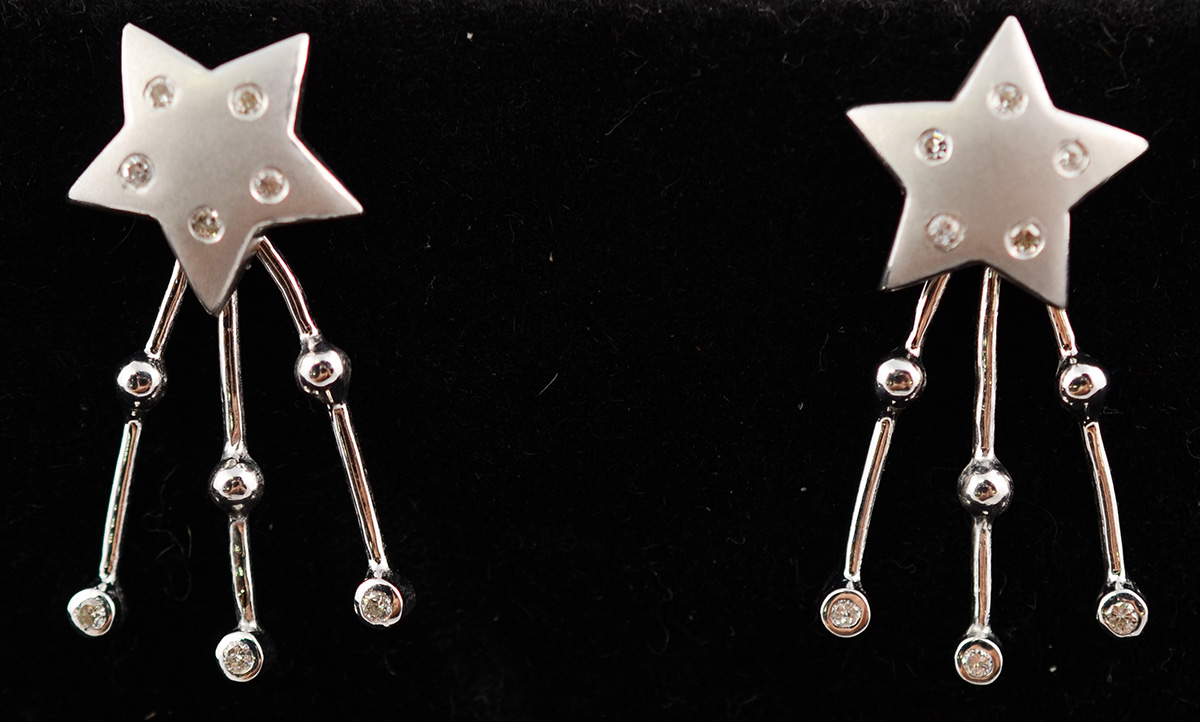 Par de brincos com duas opções de uso em forma de estrelas ou...