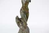 Escultura de bronze patinado representando figu... - Escultura de bronze patinado representando figura feminina, base de mármore. Assinatura ilegível.