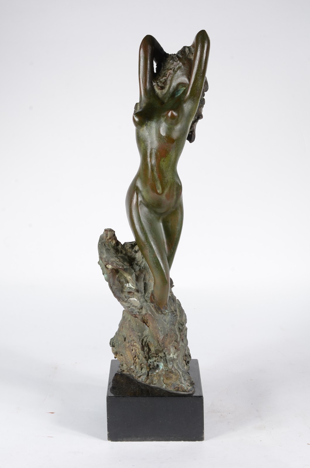 Escultura de bronze patinado representando figura feminina, base de... - foto 1 de 5