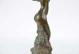 Escultura de bronze patinado representando figu... - Escultura de bronze patinado representando figura feminina, base de mármore. Assinatura ilegível.