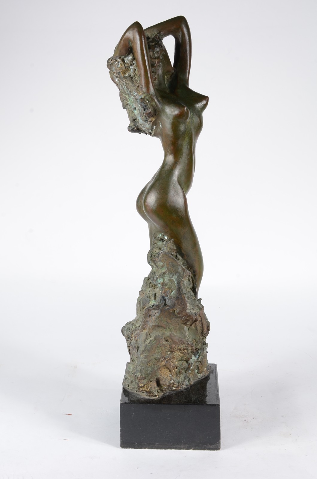 Escultura de bronze patinado representando figura feminina, base de... - foto 2 de 5