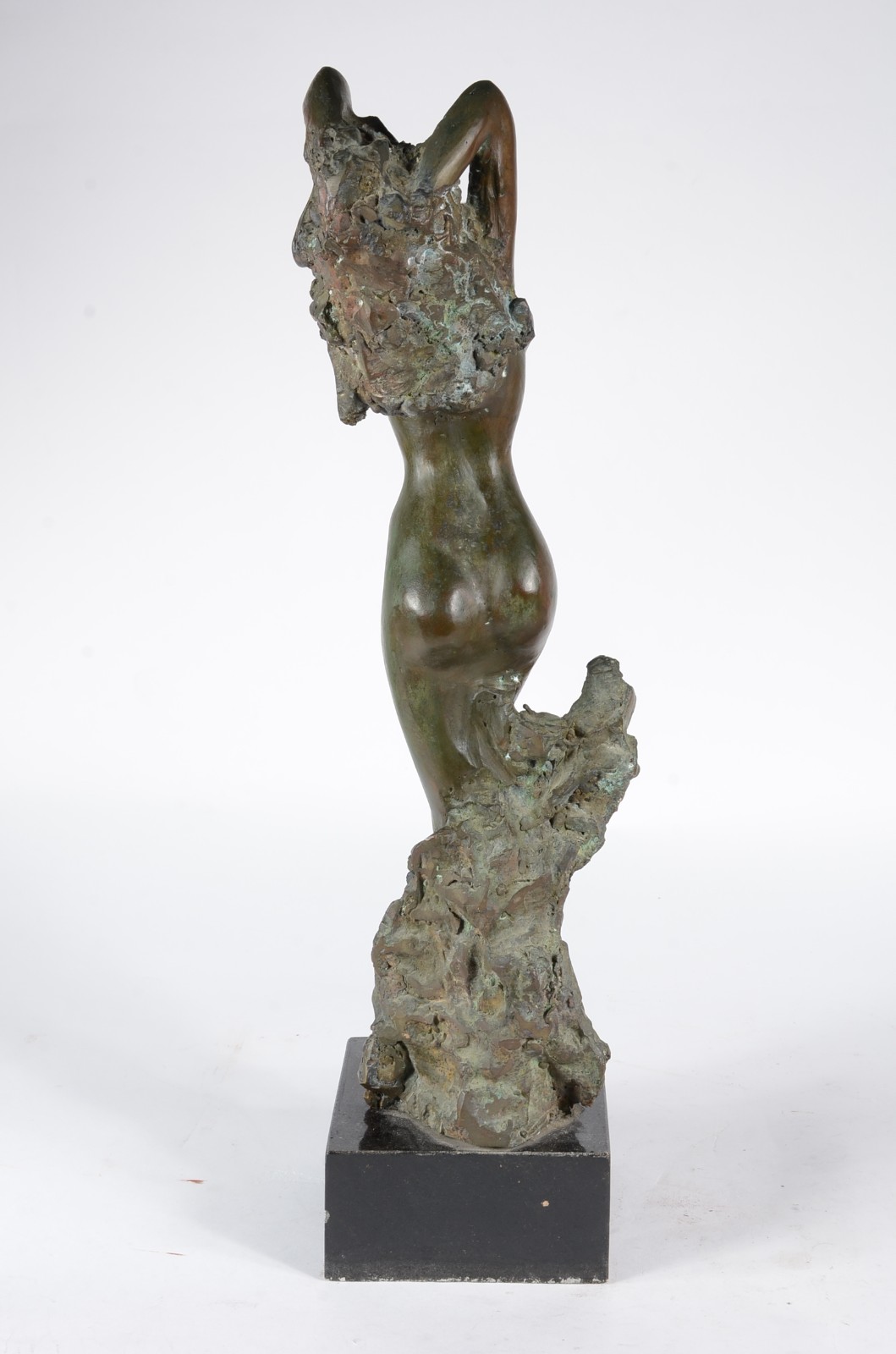 Escultura de bronze patinado representando figura feminina, base de... - foto 3 de 5