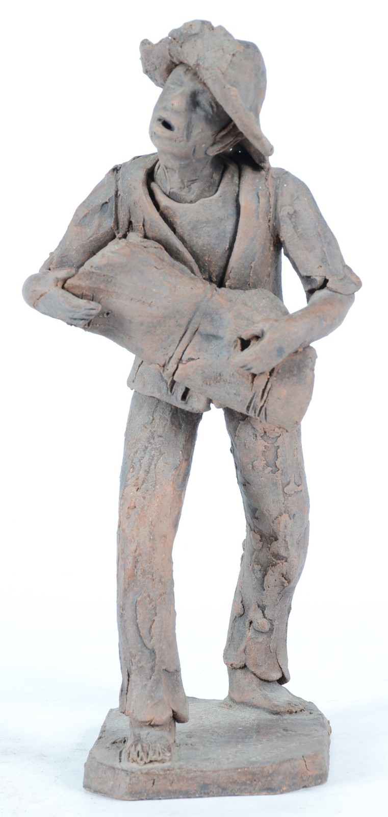 Escultura de barro cozido representando figura masculina. Goiana - PE. - foto 1 de 7
