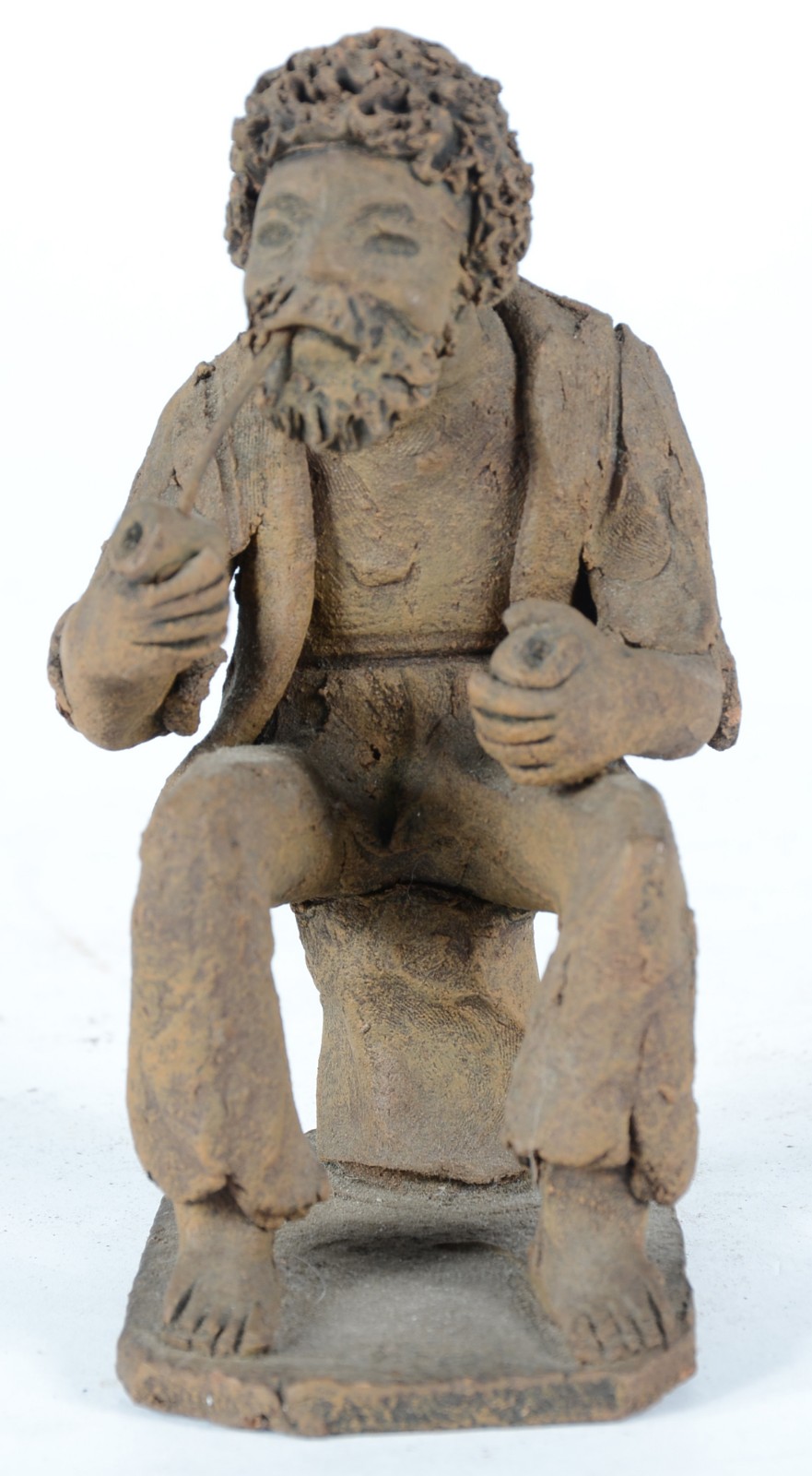 Escultura de barro cozido representando figura masculina sentada com... - foto 1 de 5