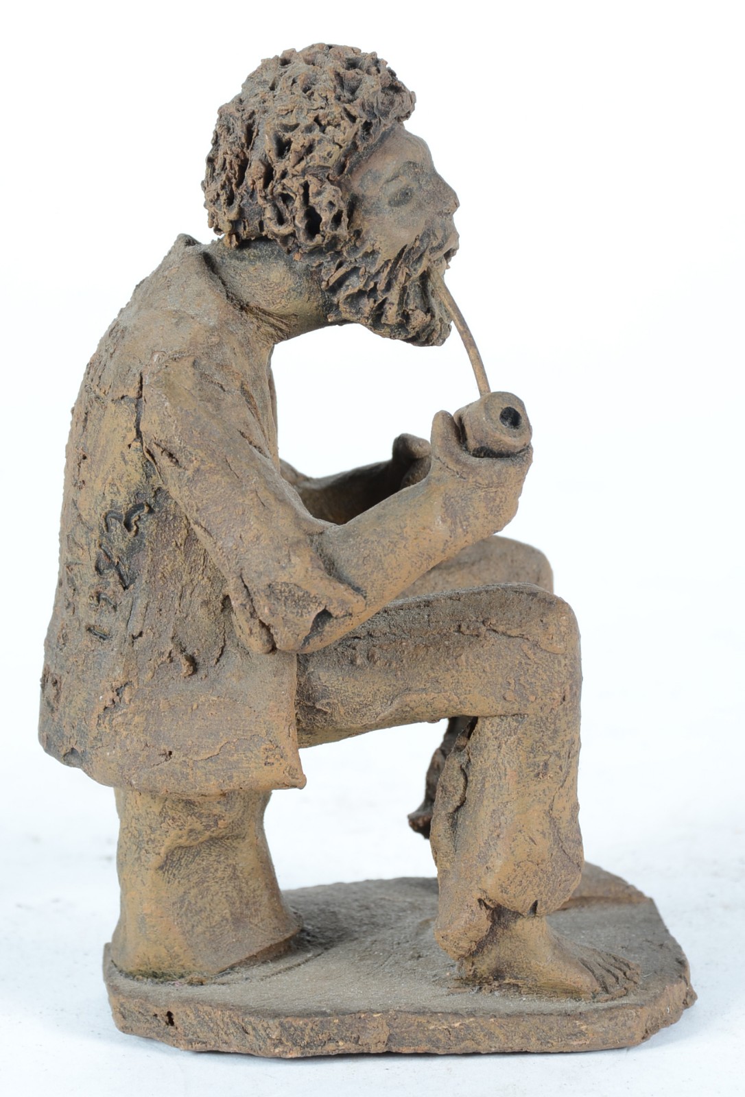 Escultura de barro cozido representando figura masculina sentada com... - foto 2 de 5