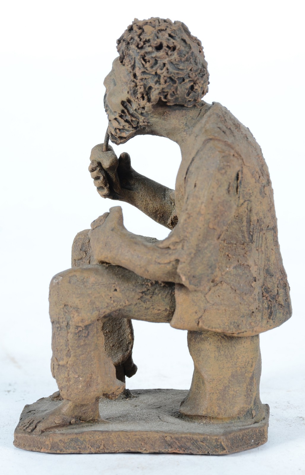 Escultura de barro cozido representando figura masculina sentada com... - foto 3 de 5