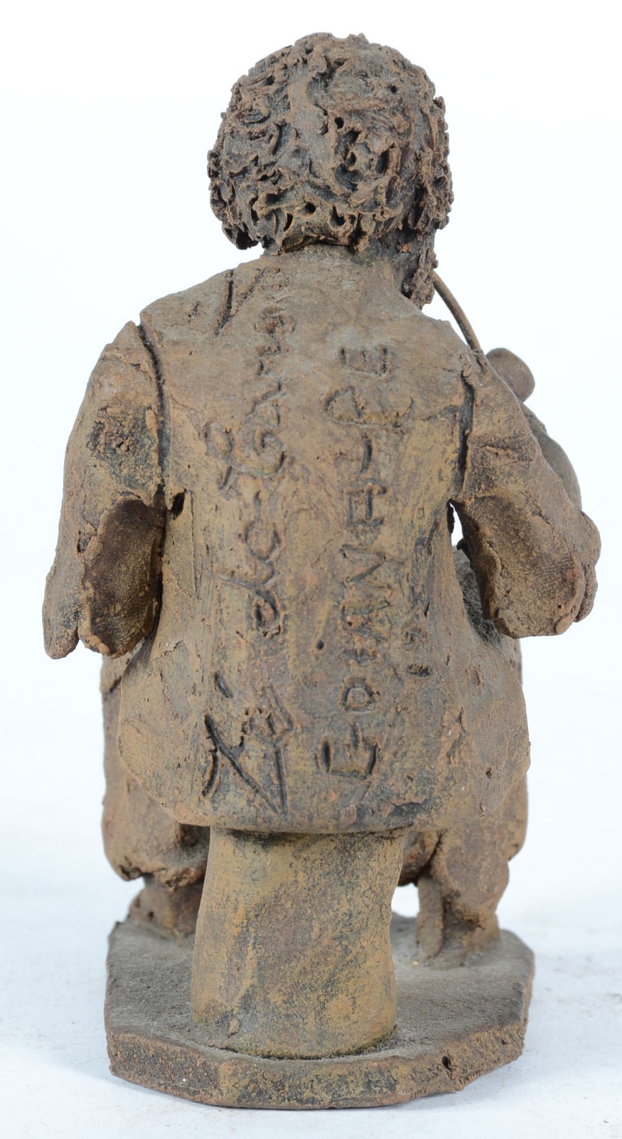 Escultura de barro cozido representando figura masculina sentada com... - foto 4 de 5