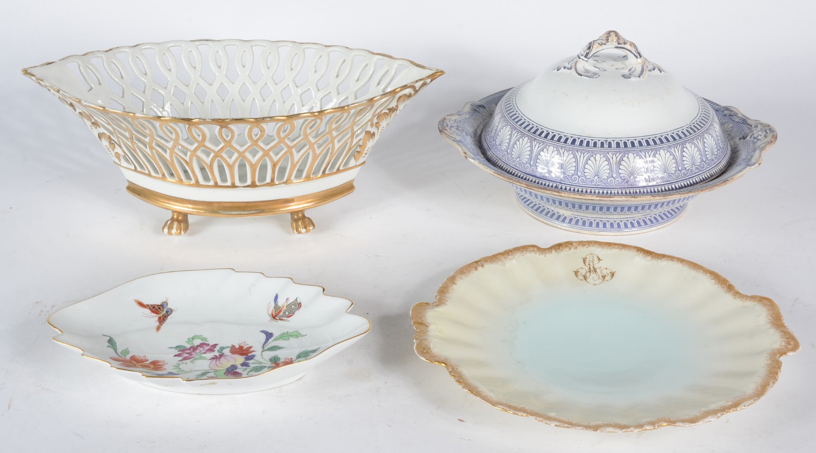 Quatro peças de porcelana de diversas procedências, sendo: fruteira... - foto 1 de 10