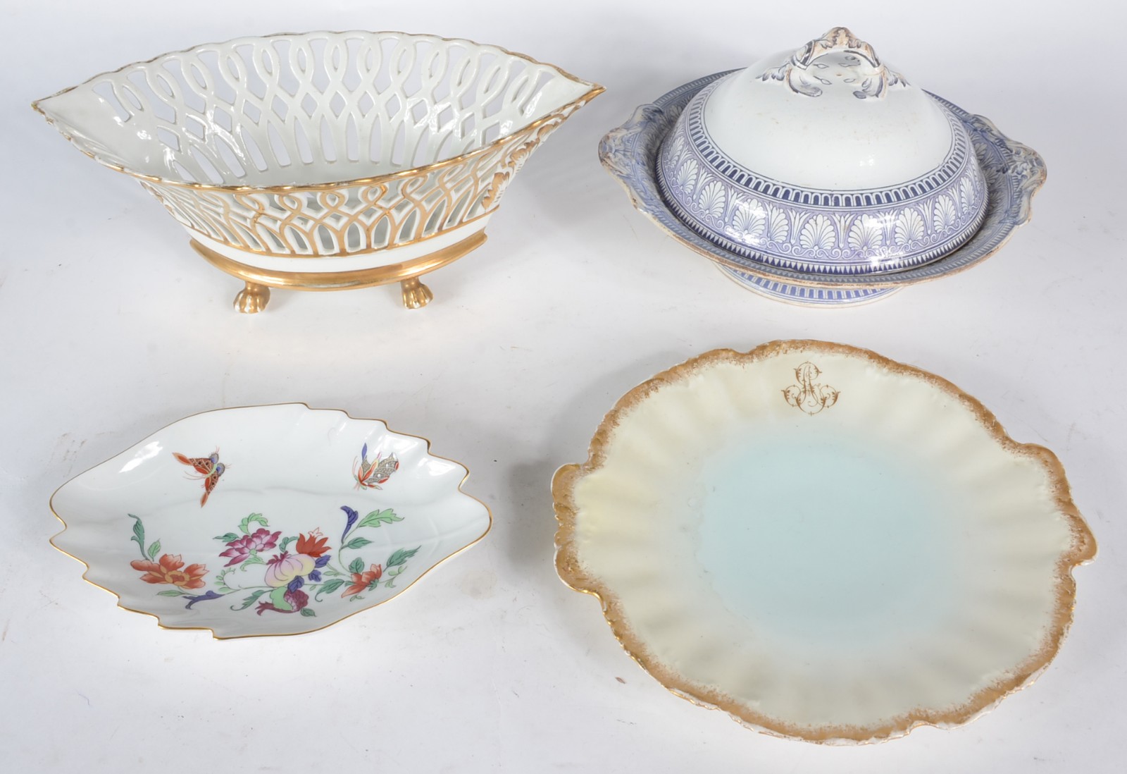Quatro peças de porcelana de diversas procedências, sendo: fruteira... - foto 2 de 10