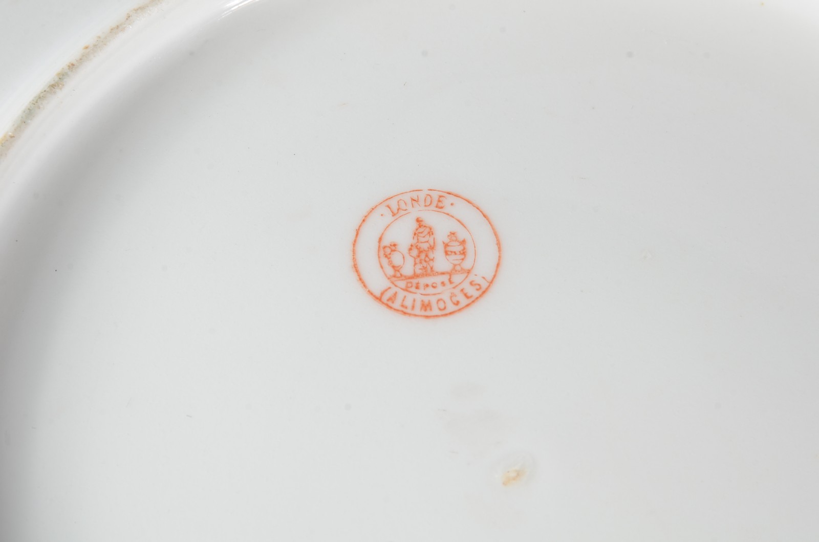 Quatro peças de porcelana de diversas procedências, sendo: fruteira... - foto 9 de 10