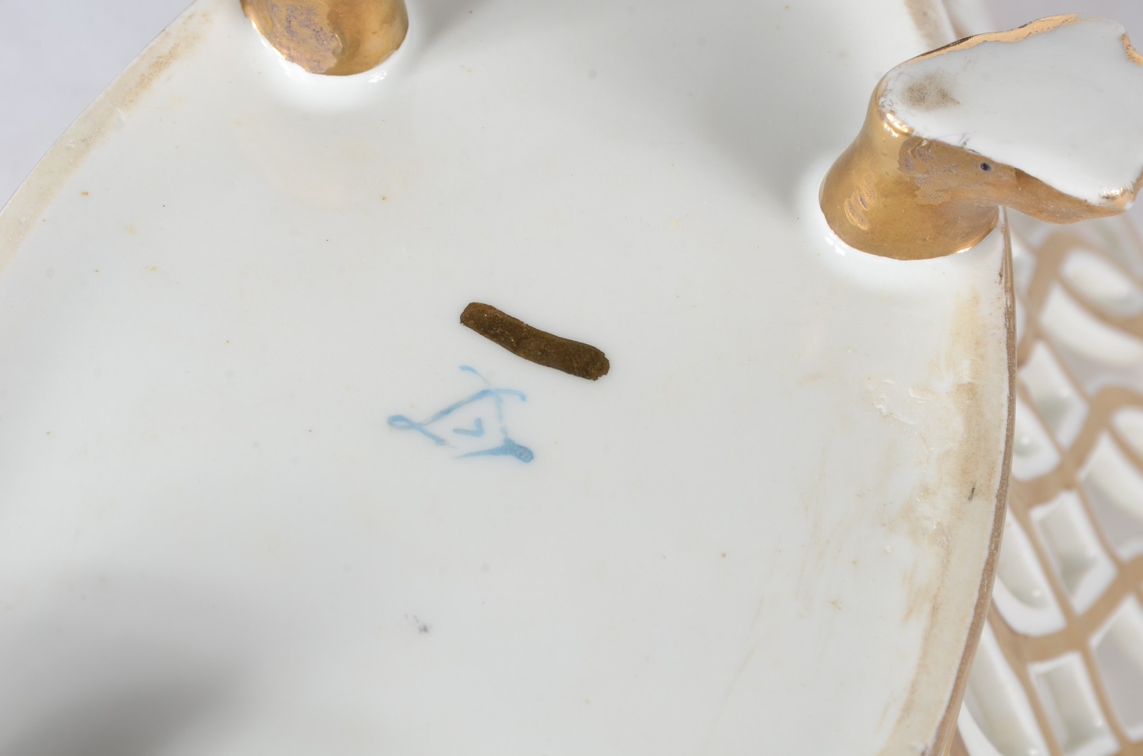 Quatro peças de porcelana de diversas procedências, sendo: fruteira... - foto 10 de 10
