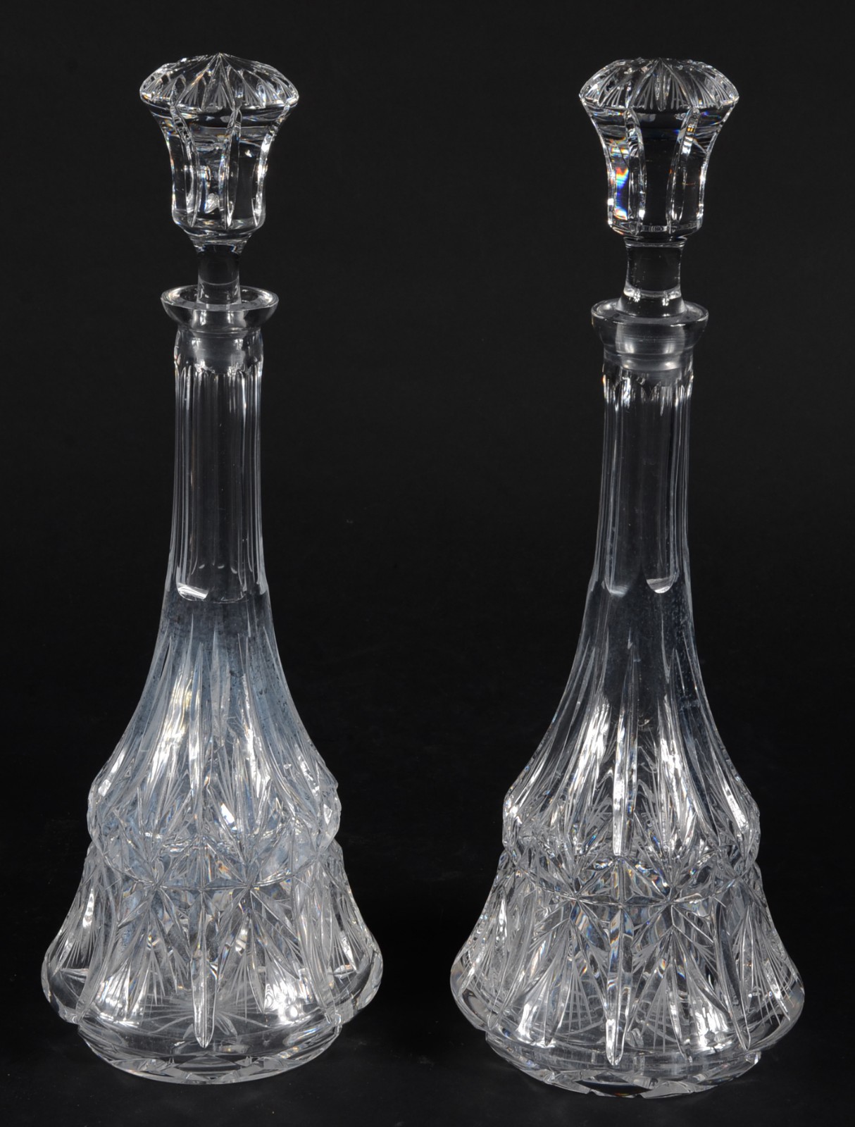 Par de garrafas de cristal europeu lapidado. Uma delas mofada e com... - foto 1 de 7