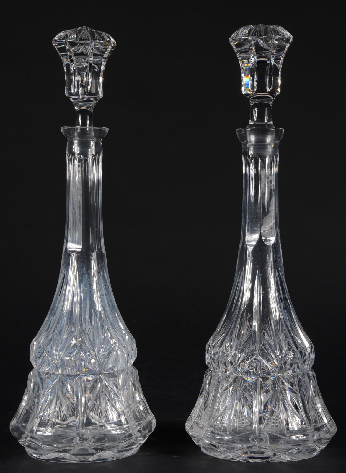 Par de garrafas de cristal europeu lapidado. Uma delas mofada e com... - foto 2 de 7