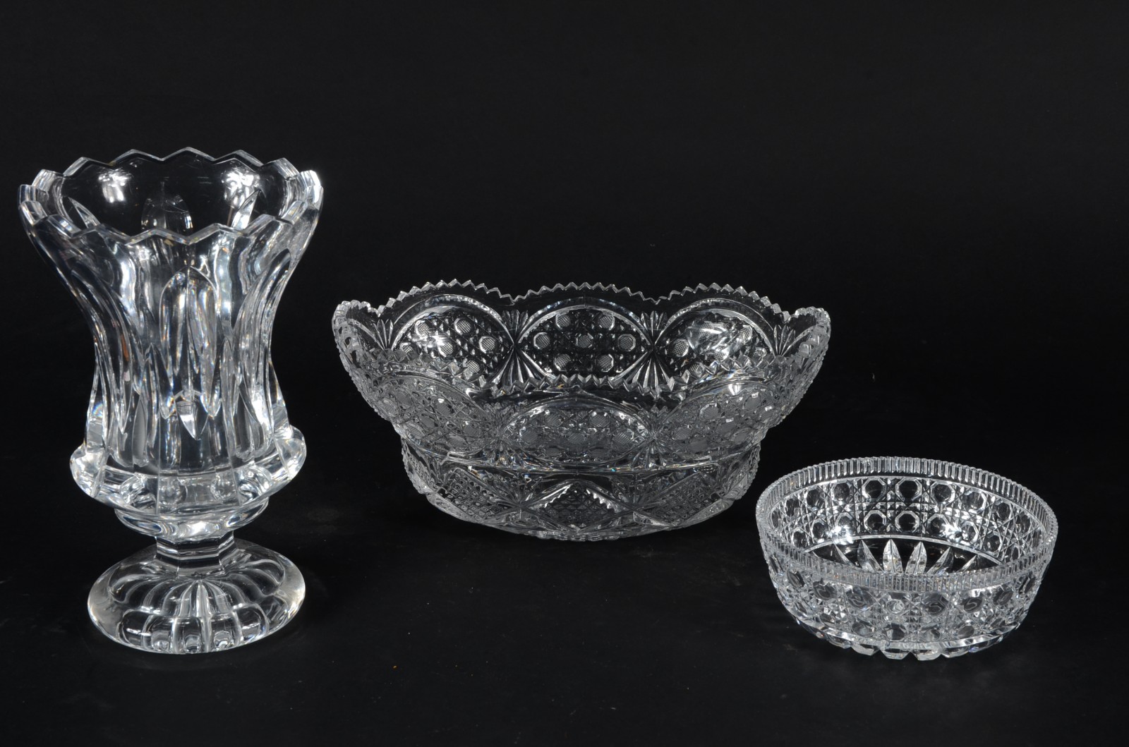 Três peças de cristal, sendo: vaso, fruteira com borda dentada e bowl... - foto 1 de 6