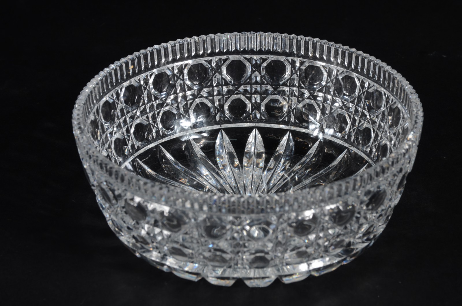 Três peças de cristal, sendo: vaso, fruteira com borda dentada e bowl... - foto 2 de 6