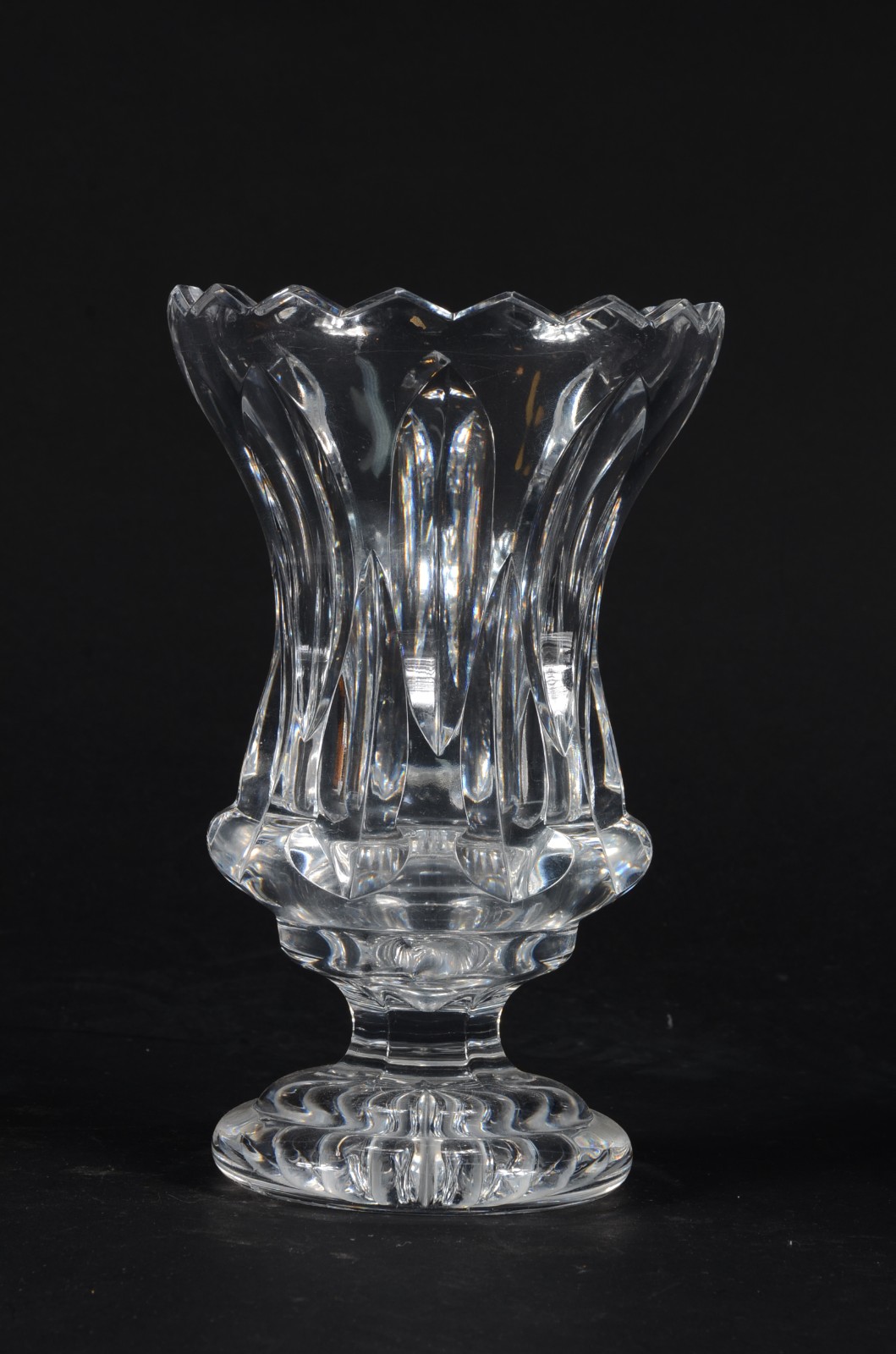 Três peças de cristal, sendo: vaso, fruteira com borda dentada e bowl... - foto 3 de 6