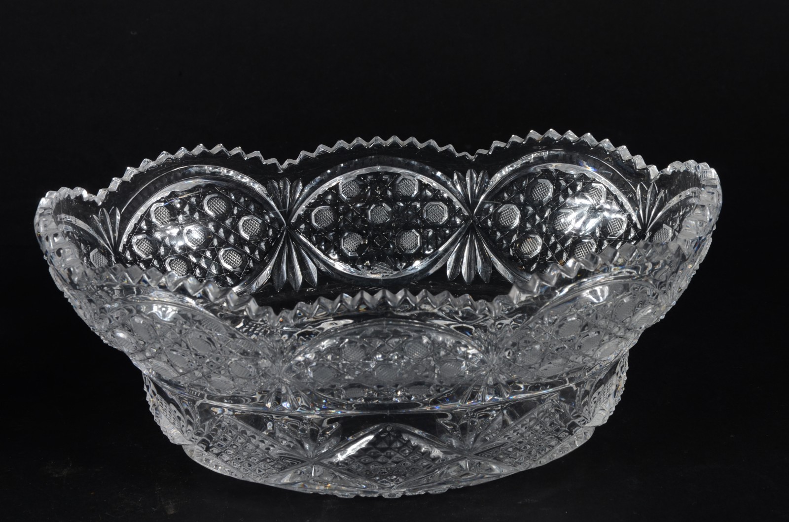 Três peças de cristal, sendo: vaso, fruteira com borda dentada e bowl... - foto 4 de 6