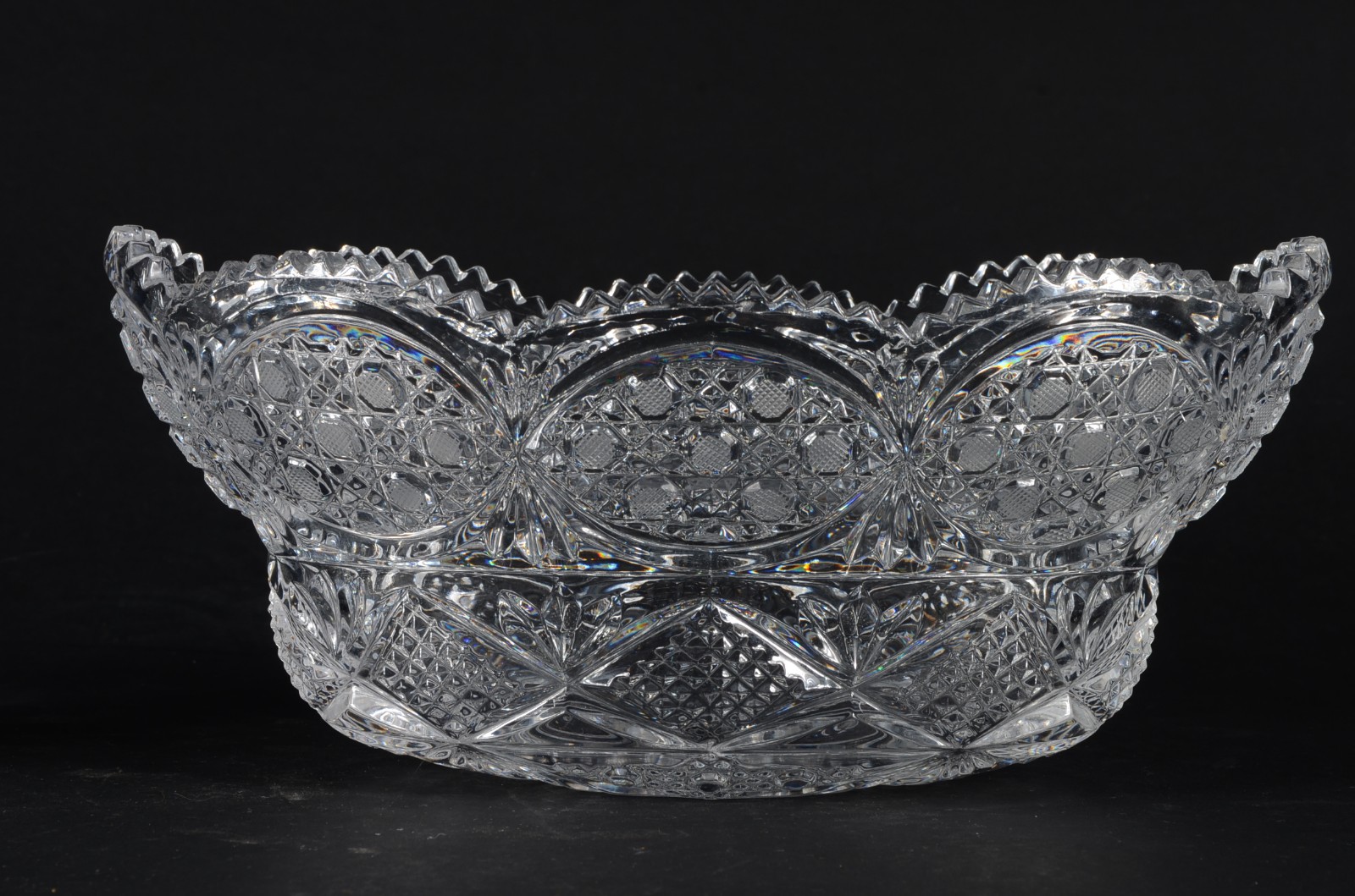 Três peças de cristal, sendo: vaso, fruteira com borda dentada e bowl... - foto 5 de 6