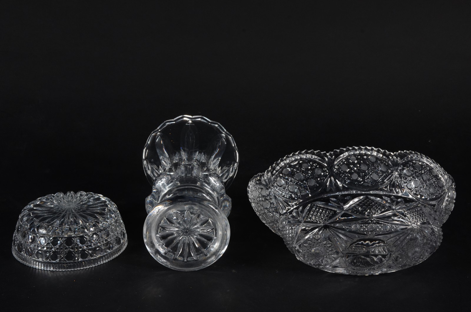 Três peças de cristal, sendo: vaso, fruteira com borda dentada e bowl... - foto 6 de 6