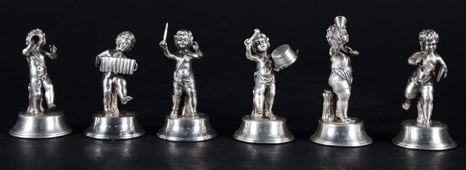 "Banda" com seis figuras de prata, contraste 925 mls. Peso total com... - foto 1 de 7