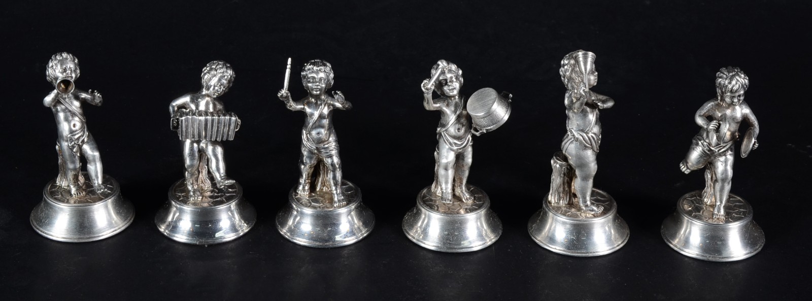 "Banda" com seis figuras de prata, contraste 925 mls. Peso total com... - foto 2 de 7