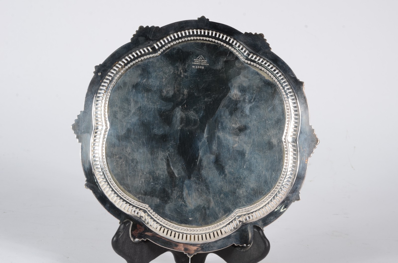 Salva de metal prateado ingles Mappin & Webb, borda recortada com... - foto 2 de 4