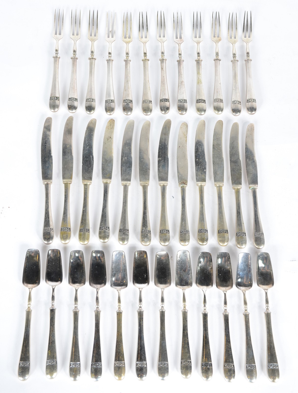 Conjunto de antigos talheres de metal prateado para frutas, composto... - foto 1 de 4