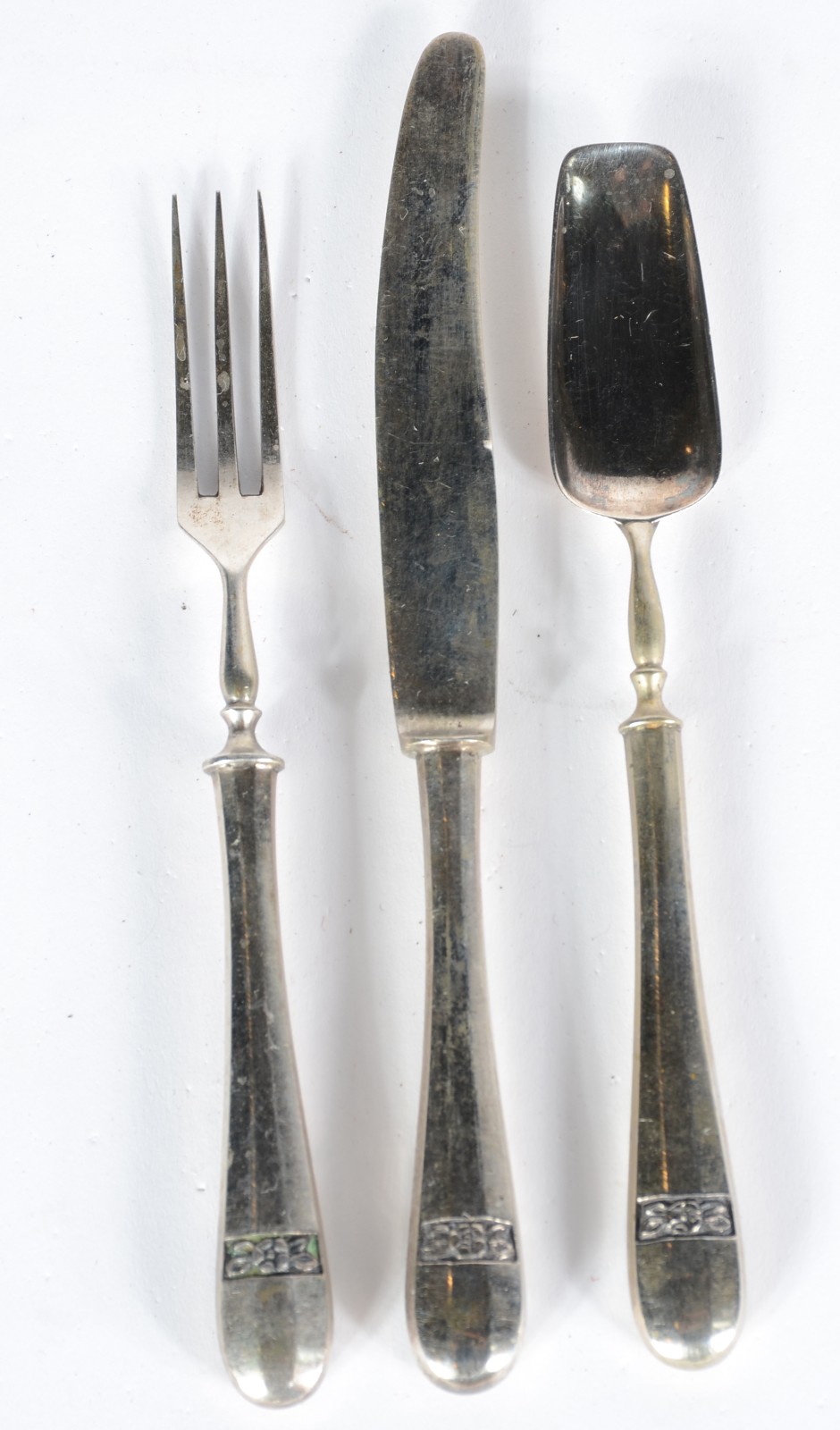 Conjunto de antigos talheres de metal prateado para frutas, composto... - foto 3 de 4