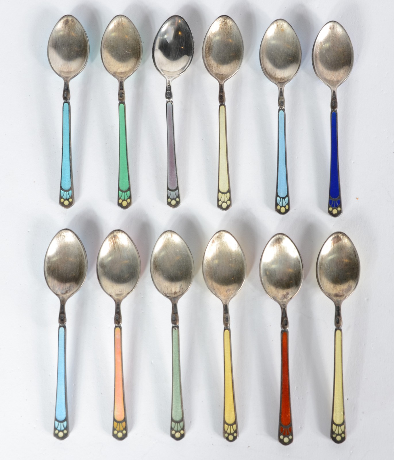 Conjunto com 12 pequenas colheres de café de prata inglesa com... - foto 2 de 6
