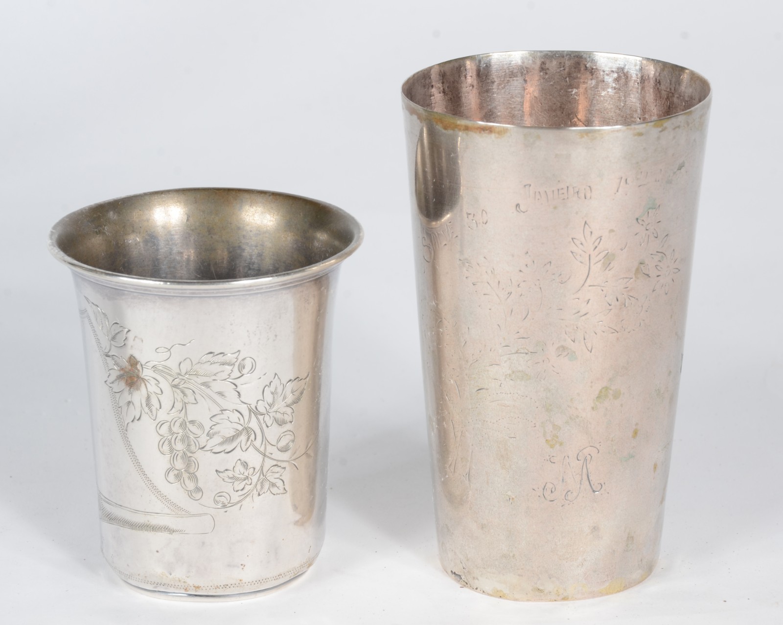 Cinco peças diversas de prata, sendo vaso floreira (amassados), dois... - foto 2 de 9