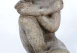 Escultura de pedra sabão representando figura f... - Escultura de pedra sabão representando figura feminina. Pé colado. Assinada.