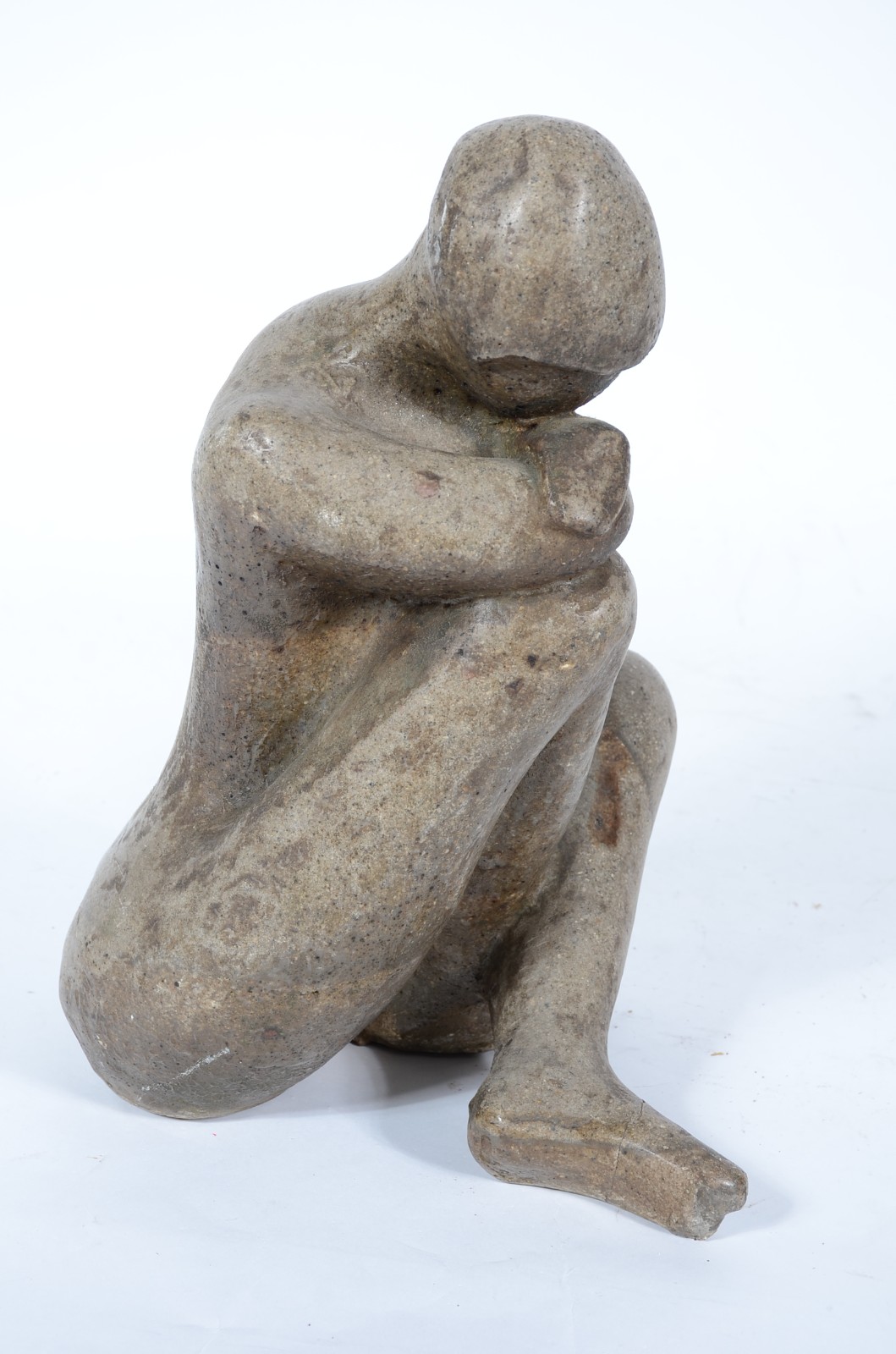Escultura de pedra sabão representando figura feminina. Pé colado... - foto 2 de 8
